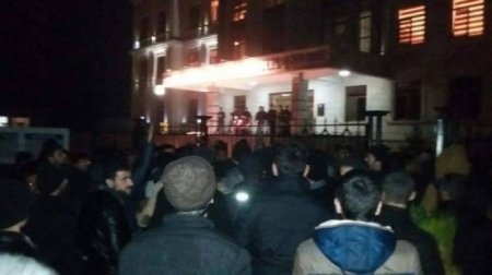 Lənkəranda gərginlik: İslamçılar polis idarəsinin qarşısına toplaşıb