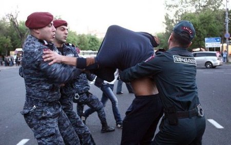 Yerevanda silahlılar polis binasını ələ keçiriblər