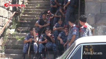 Ermənistanda polis binasına hücum: General girov götürülüb, ölən var FOTO VİDEO Yenilənir