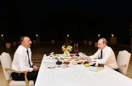 İlham Əliyev Vladimir Putini evinə çay süfrəsinə dəvət edib - Foto