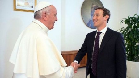 Zukerberq Roma papasına PUA bağışladı - FOTO