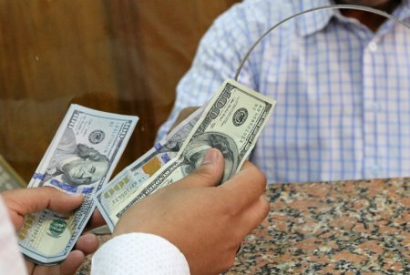 Azərbaycan biznesmenləri dollarlarını Gürcüstana daşıyır