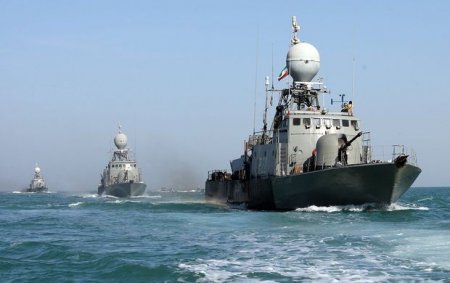 ABŞ hərbi gəmisi İran katerlərinə atəş açıb
