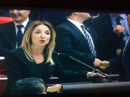 Türkiyədə Millət vəkili özünü kürsüyə qandalladı – VİDEO