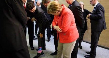 Baş nazir corabını göstərdi, Merkel şoka düşdü - Foto