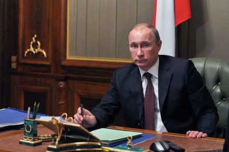 Putin məktəblilərə iş kabinetini göstərdi – VİDEO