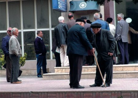 150 manat təqaüd alan pensiyaçıların banklara borcları bağlansın - TƏKLİF
