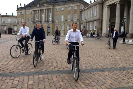 Makron Danimarkada velosipedlə gəzintiyə çıxdı - Video