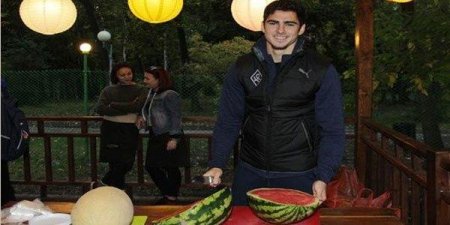 Azərbaycanlı futbolçu Rusiyada qarpız qonaqlığı verdi - Foto