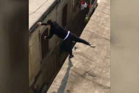 Bakıda 19 yaşlı gəncdən riskli hərəkət - Video