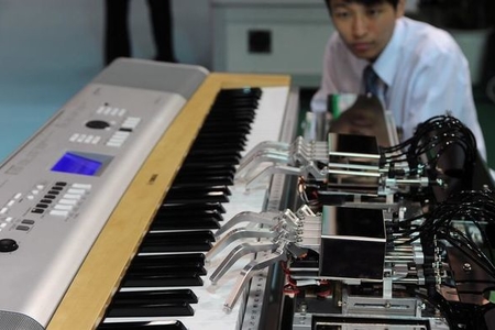 Pianoda ifa edən robot – VİDEO