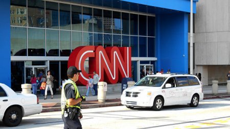 CNN əməkdaşları canlı efirdə evakuasiya edildilər - Bomba həyəcanı
