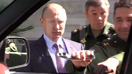 Avtomobilin dəstəyini qıran general Putini güldürdü - VİDEO