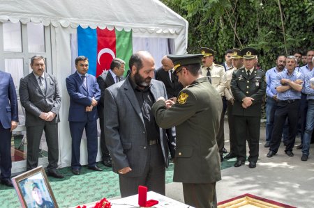 Şəhid Mahir Mirzəyevin təltif edildiyi medal onun ailəsinə təqdim edilib - FOTO