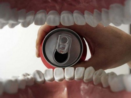 “Coca-Cola” dişləri bu hala salır – VİDEO