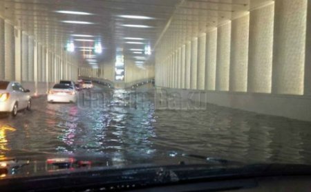 Bakıda yağış suları avtomobillərə doldu – VİDEO