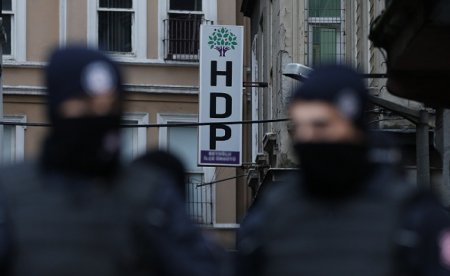 İstanbulda HDP-nin ofisində partlayış: 2 nəfər yaralandı