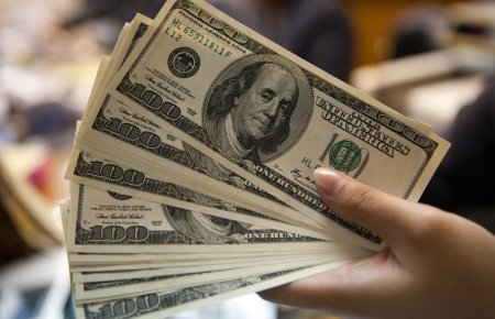 Yeni ilin ilk valyuta hərracında dollar bahalaşıb