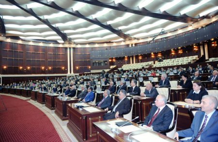Qalmaqallı çıxışlar parlamenti tərpətdi