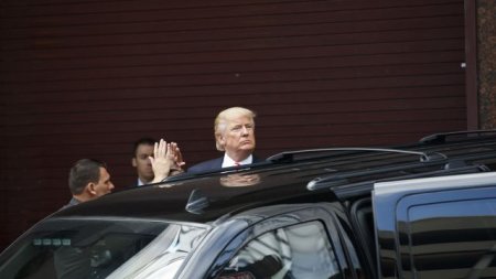 ABŞ Prezidenti Donald Trampın limuzinini daşa basdılar