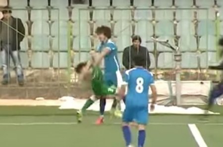 Futbolçu rəqibini yumruqla vurdu – Video