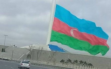 Bayraq Meydanındakı Azərbaycan bayrağı endirildi - Foto