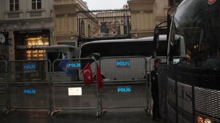 Türkiyə polisi Hollandiya səfirliyini mühasirəyə aldı