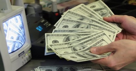 Azərbaycanda dollar 1.60 manata düşdü