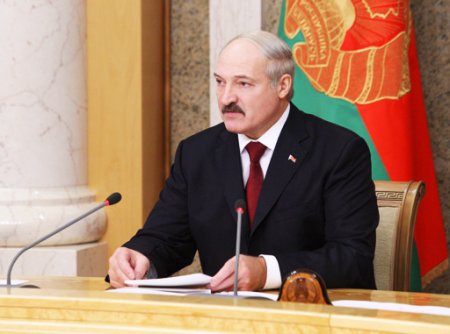 Lukaşenko: Uçan təyyarədə radioaktiv maddə aşkarlanıb
