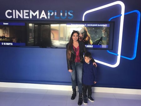 Arzu Əliyeva oğlu ilə "Cinema Plus"da olub