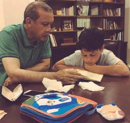 Türkiyə prezidenti Recep Tayyip Ərdoğan nəvəsinə "Quran" oxumağı öyrədir