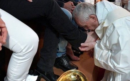 Roma Papası keçmiş mafiya üzvünün ayağını yuyub öpdü – VİDEO