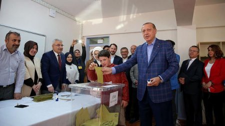 Türkiyə prezidenti Rəcəb Tayyib Ərdoğan referendumda səs verib