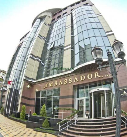 Bakının mərkəzindəki Ambassador otel yanır.