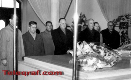 Rəsulzadə Atatürkün məzarı önündə - NADİR FOTO