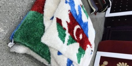 Bakıda Azərbaycan bayrağı təsvirli ayaqaltı istehsal olunur - “Florido” ŞİRKƏTİNDƏN BİABIRÇI ADDIM