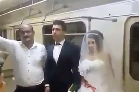 Bakıda bəy və gəlin toya metroda getdi (VİDEO)