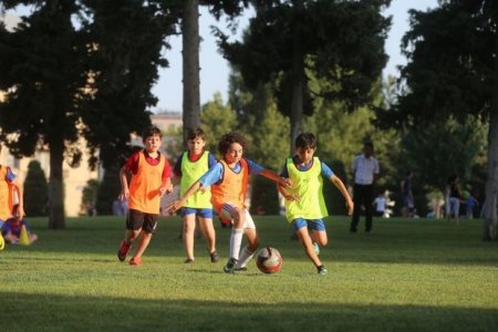 Heydər Əliyev Mərkəzinin parkında uşaqlar arasında futbol turniri olub - FOTO