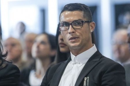 Silahlı gömrükçülər Ronaldonun yaxtasında axtarış aparıblar