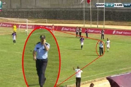 Türkiyədə oyun zamanı maraqlı hadisə -Polis telefonla danışaraq meydana daxil oldu - VİDEO