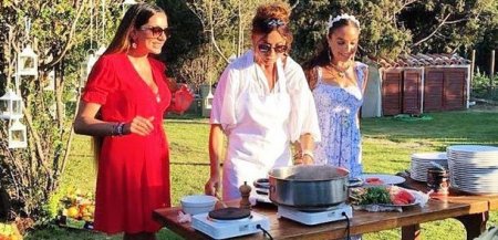 Mehriban Əliyeva qızları ilə birgə yemək bişirdi (FOTO)