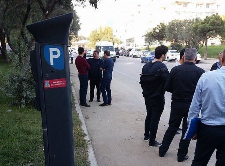 Yol polisi avtomobilləri parkomatın yanından apardı - VİDEO