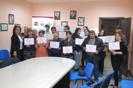 “Təlim məktəbi” layihəsinin bölgələrdə yaşayan ünsiyyət məhdudiyyətli iştirakçılarına sertifikatlar təqdim edildi