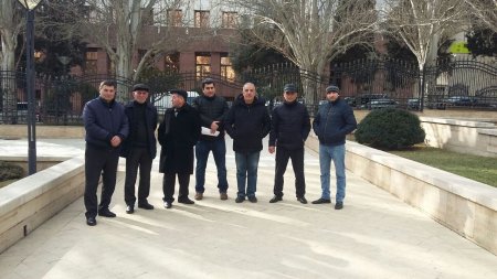 İş adamları Prezident Aparatının qarşında toplaşdılar - Zakir Fərəcovdan şikayətlər nəticə vermir