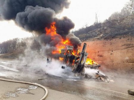 SOCAR-ın benzin daşıyan maşını partladı - 23 ton yanacaq ətrafa dağılıb