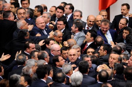 Türkiyədə deputatlar arasında kütləvi dava – VİDEO