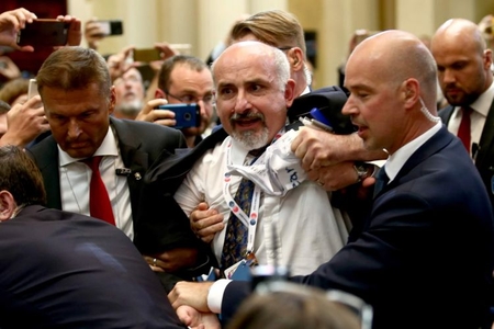 Putin və Trampın mətbuat konfransında insident olub - FOTO