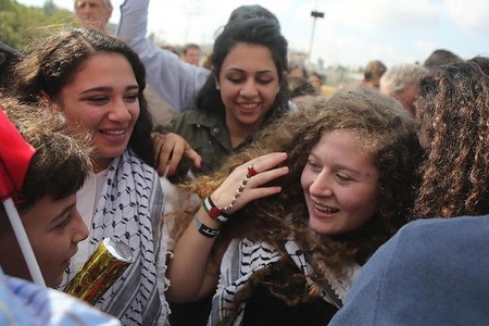 İsrail 17 yaşlı "cəsur qızı" sərbəst buraxdı - FOTOLAR