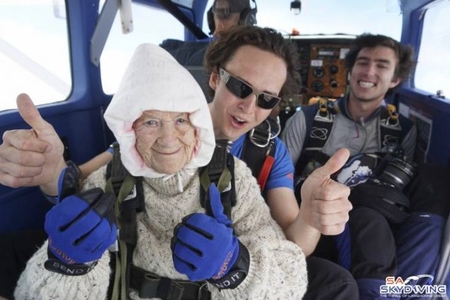 102 yaşlı qarı paraşütlə tullandı