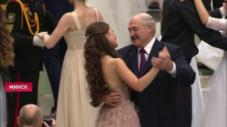 Lukaşenko 2018-ci ilin gözəli ilə rəqs etdi – Video
